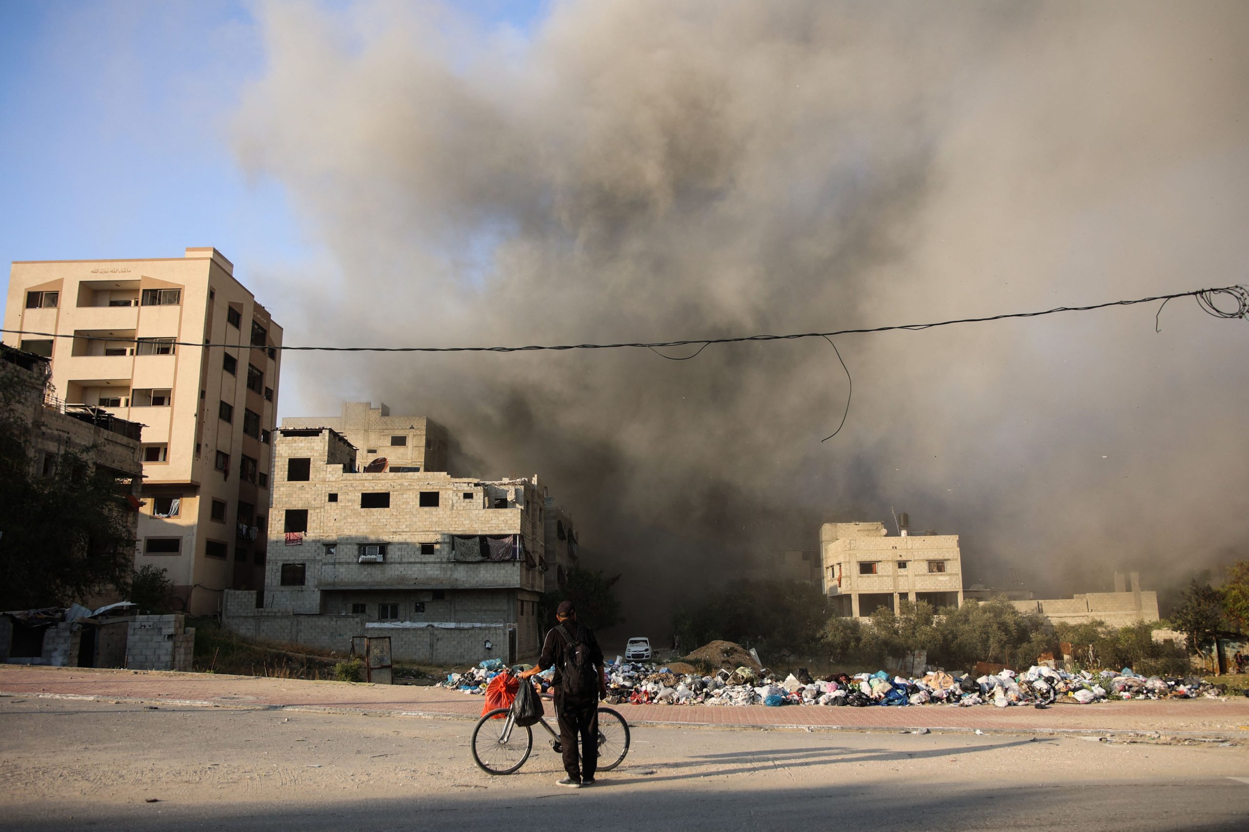 Un hombre observa las secuelas de los bombardeos en el barrio de Al-Daraj en Gaza