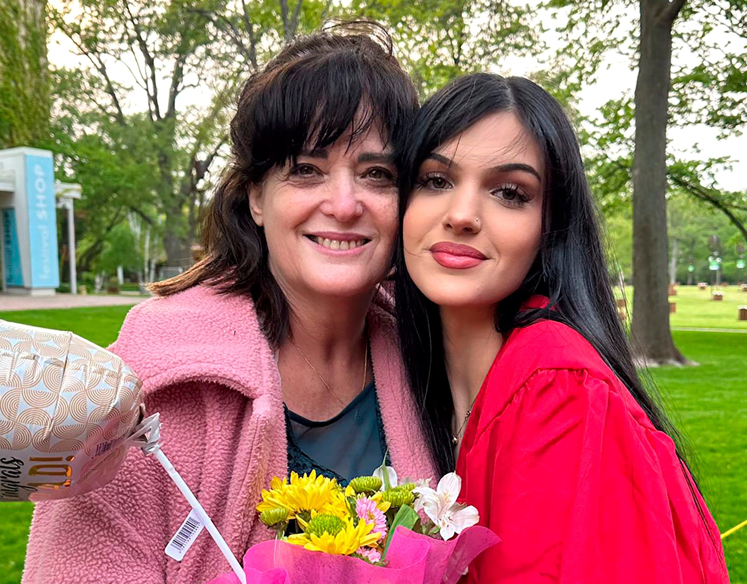 Judith Raanan, izquierda, y su hija Natalie, de 18 años, después de su reciente graduación de la escuela secundaria