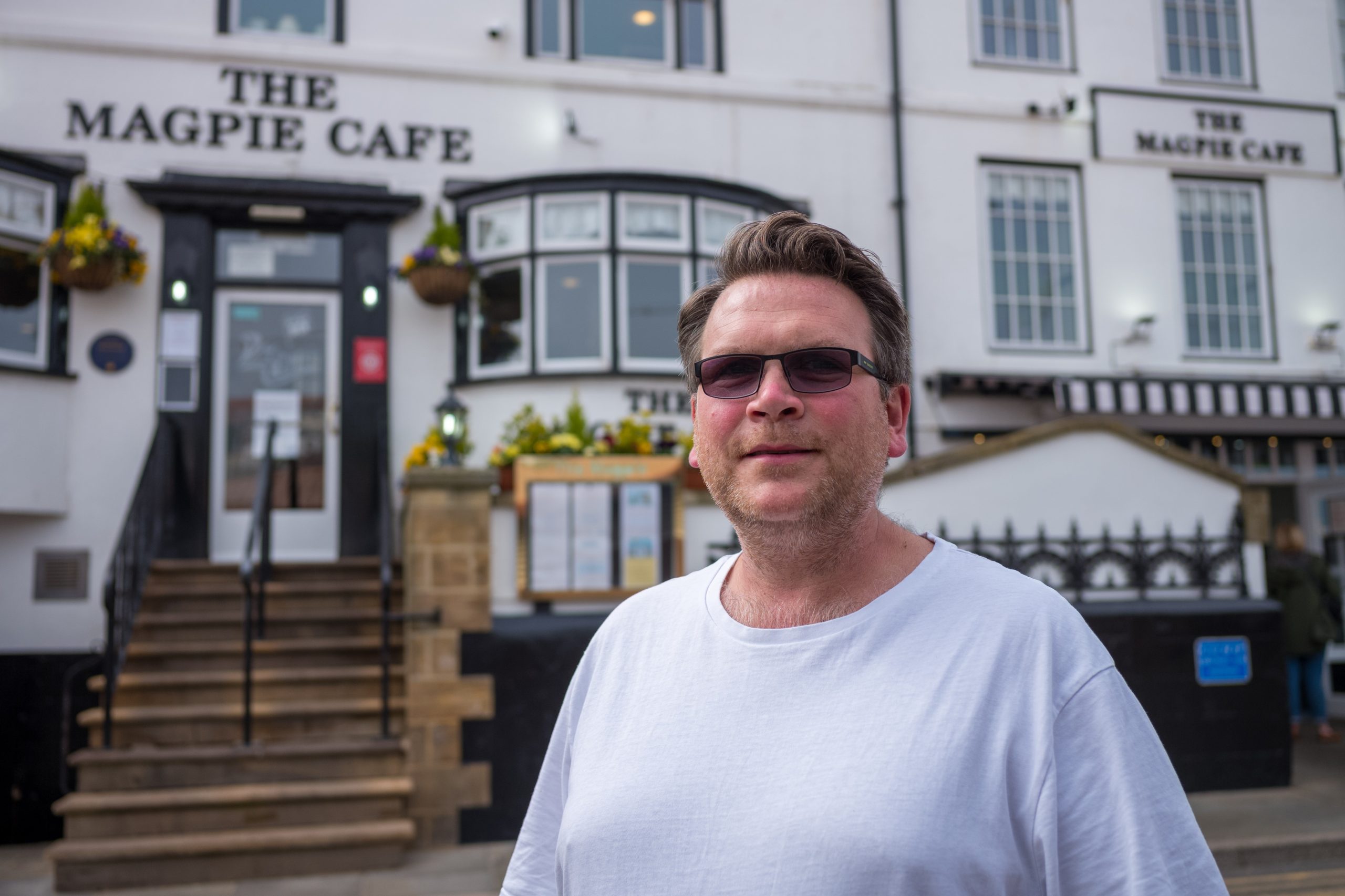 Duncan Robson, de 42 años, propietario de la tienda de pescado y papas fritas Magpie en Whitby, compró acciones de Sirius Minerals, adquirida por Anglo