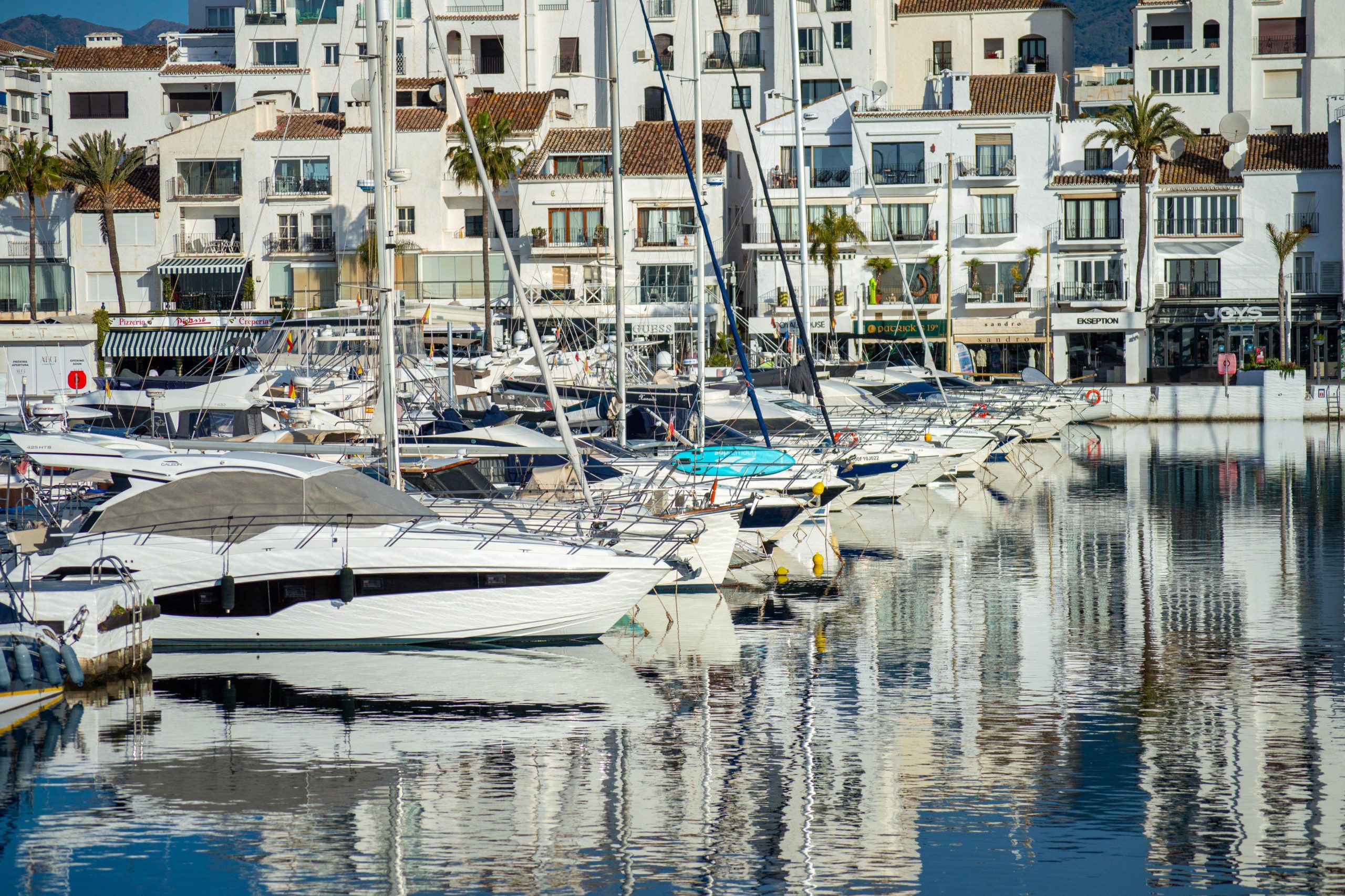 Yates al amanecer en Banús, Marbella. La ciudad se ha convertido en la sede y el patio de recreo de bandas criminales