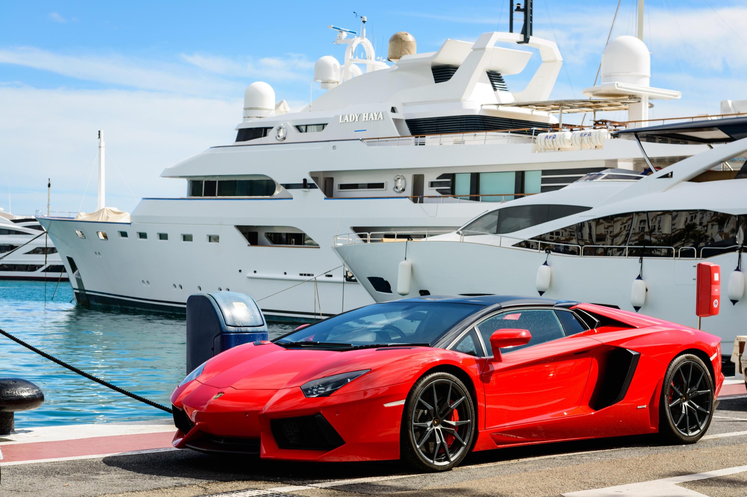 Un Lamborghini junto a yates en Puerto Banús - “Un coche en Marbella es más que un medio de transporte, te define”